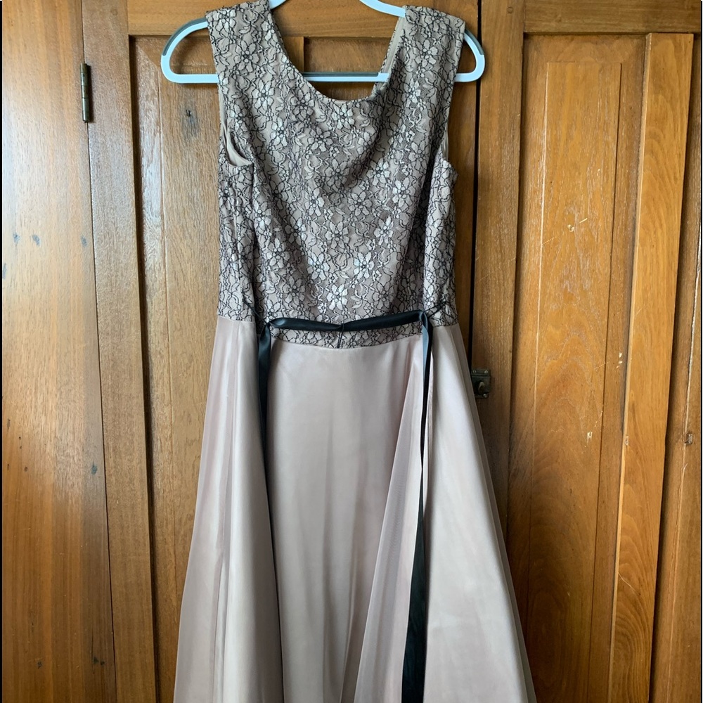 Elegant flowy gold dress